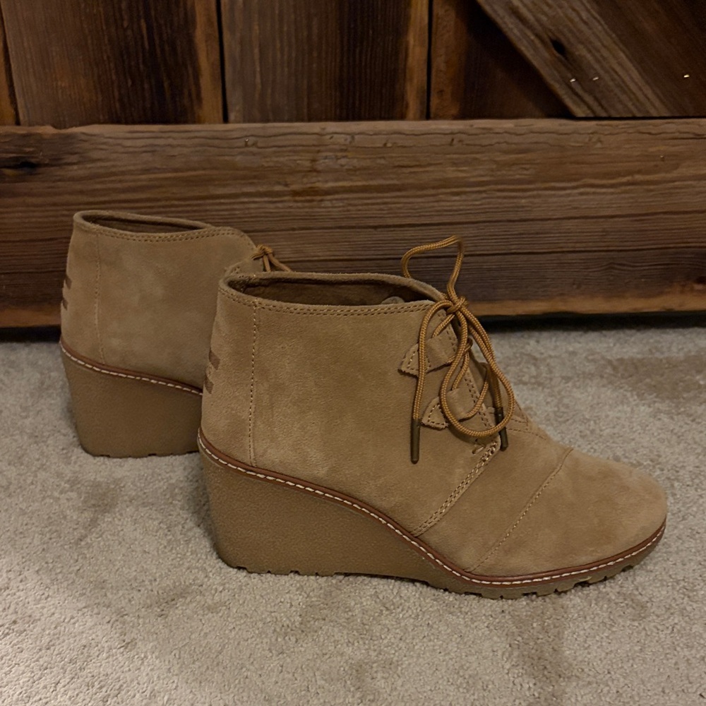 Toms Women's Tan Suede Desert Wedge Ankle Boots